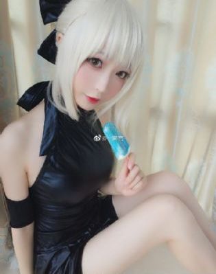 俏女性开花